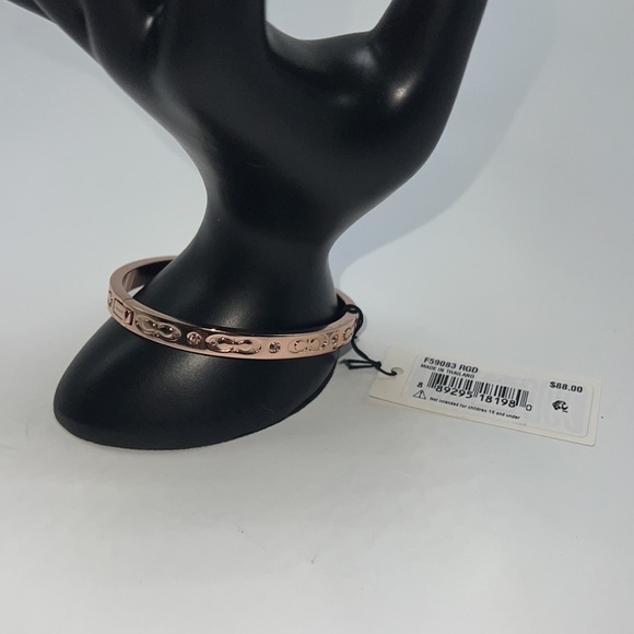 💖NWT COACH SIGNATURE HINGED BANGLE IN ROSE GOLD PLATING - Picture 8 of 13